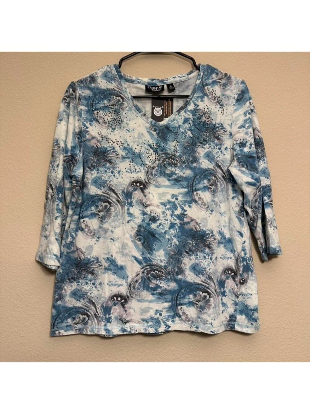 Vintage Onque Casual V-Neck 3/4 Sleeve Rhinestone Design Shirt